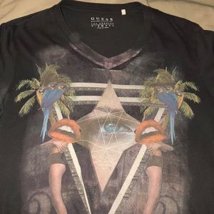 Men guess v-neck shirt
